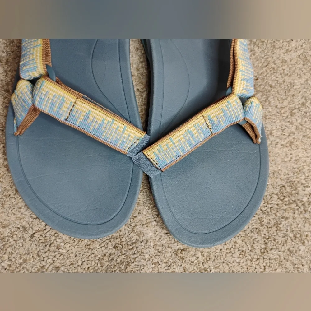 Teva men's Size 5 Teal and Yellow Strappy Sandals